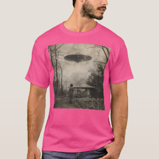 Camiseta Vintage Photoshop Girl Olhando Para Um Ufo Sobre E