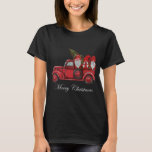 Camiseta Vintage Red Truck Com Três Gnomos Feliz Christma<br><div class="desc">Vintage Red Truck Com Três Gnomos Feliz Natal</div>