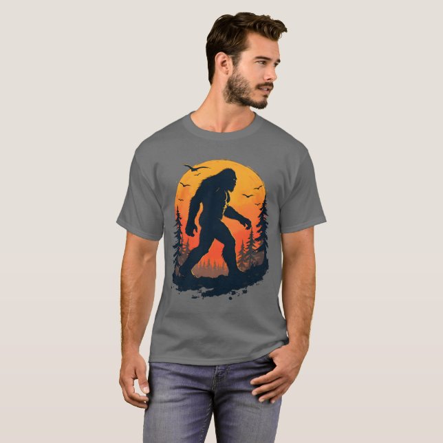 Camiseta Vintage Retro Bigfoot Sasquatch com Sunset (Frente Completa)
