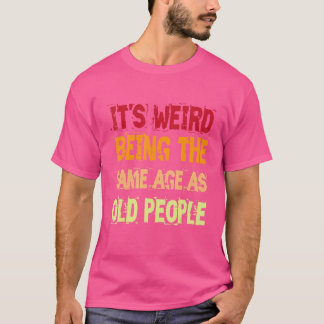 Camiseta Vintage retrô É estranho ter a mesma idade que a a