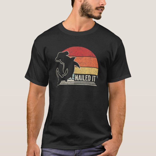 Camiseta Vintage Retro Nails It Hammerhead Shark (Frente)