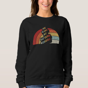 Camiseta Vintage Retro Nós Levantamos Levantando Outros Mot