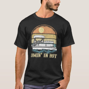 Camiseta Vintage Retro Sunset Comin In Hot Pontoon Boat Boa