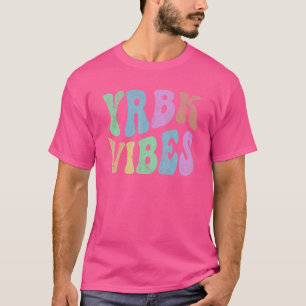Camiseta Vintage YEARBOOK VIBES YRBK — Pessoal de Publicaçã