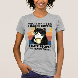 CAMISETA VINTAGEM EU BEBO CAFÉ ODEIO PESSOAS QUE SEI COISA