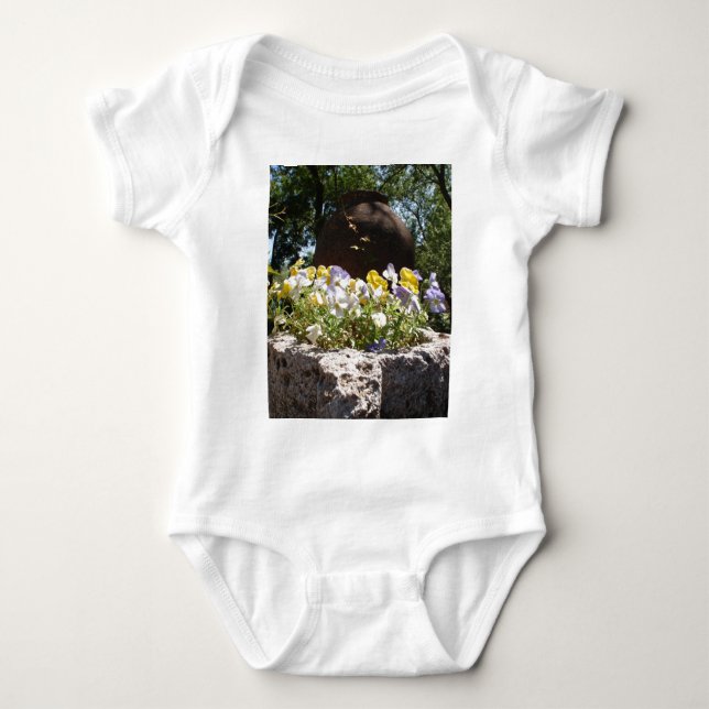 Camiseta Violeta numa Trough de Pedra. (Frente)