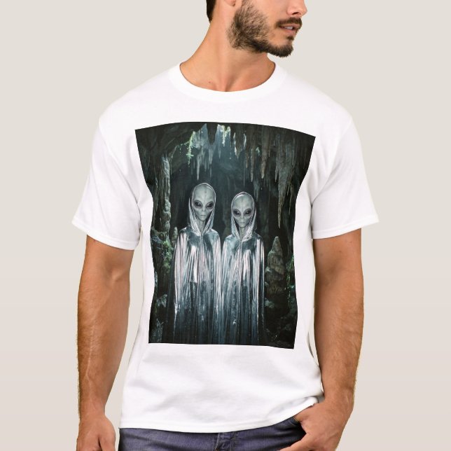 Camiseta Visitantes com Capa de Prata – Caverna de Contato (Frente)