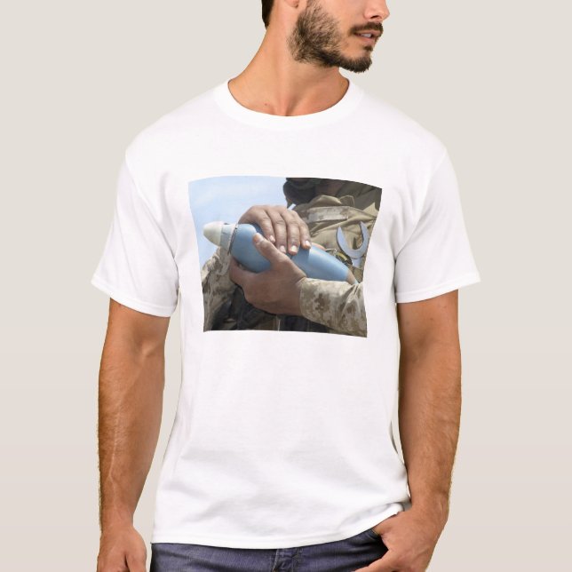 Camiseta Vista aproximada de um soldado que está a carregar (Frente)