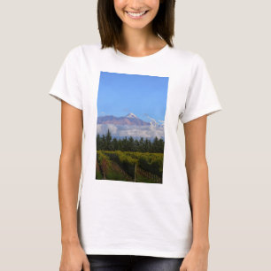 Camiseta Vista do vinhedo com a montanha no fundo