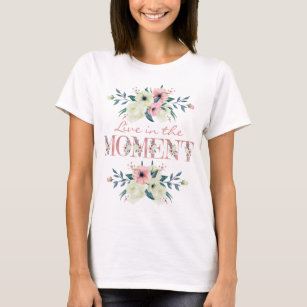 Camiseta Viva no Momento do Floral de Cor de Água Rosa Bril