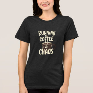 Camiseta Vivendo à Base de Café e Caos Arte de Estilo de Vi
