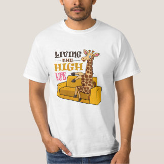Camiseta Vivendo A Engraçada Girafa Sentada no sofá
