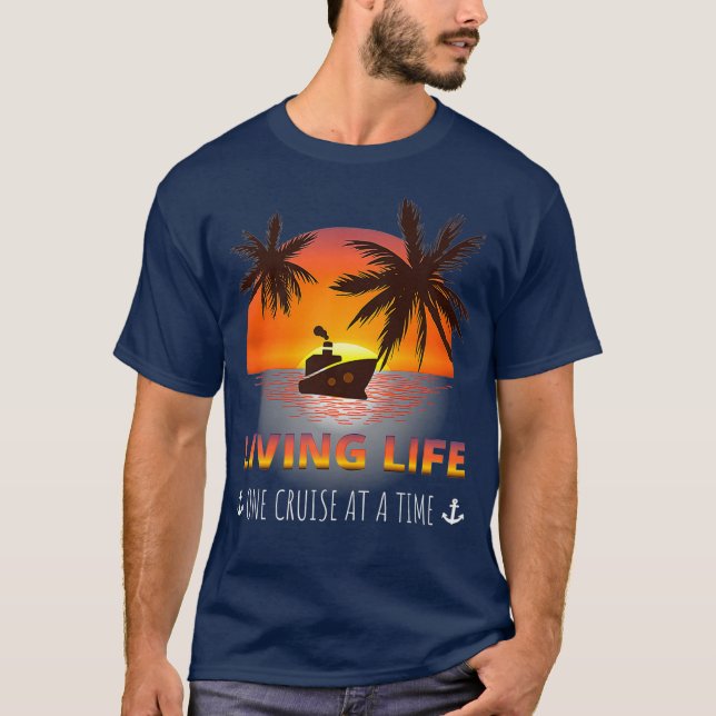 Camiseta Vivendo A Vida Um Cruzeiro De Uma Vez Em Um Cruzei (Frente)