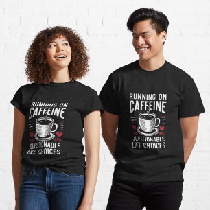 Camiseta Vivendo de cafeína e escolhas questionáveis de vid