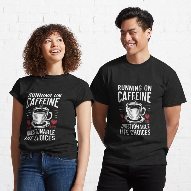 Camiseta Vivendo de cafeína e escolhas questionáveis de vid (Criador carregado)