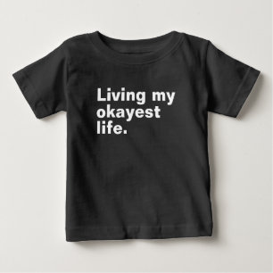 Camiseta Vivendo minha vida mais agradável. design de texto