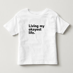Camiseta Vivendo minha vida mais agradável. design de texto