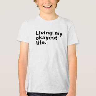 Camiseta Vivendo minha vida mais ou menos. engraçado design
