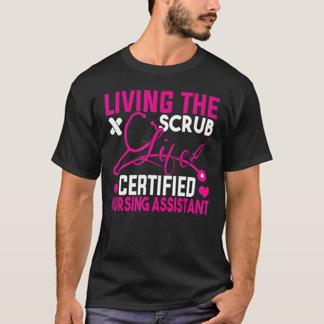 Camiseta Vivendo O Assistente De Enfermagem Com Certificaçã (Frente)