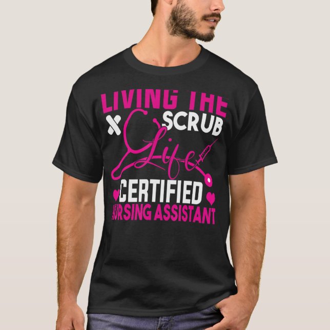 Camiseta Vivendo O Assistente De Enfermagem Com Certificaçã (Frente)