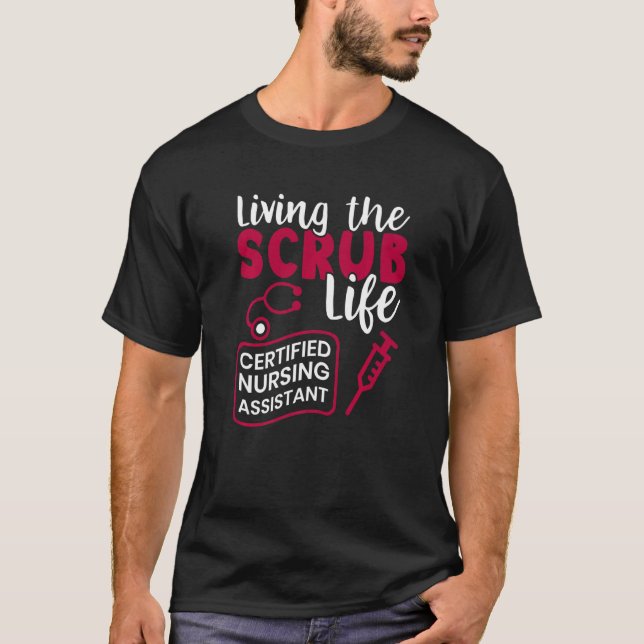 Camiseta Vivendo O Assistente De Enfermagem Com Certificaçã (Frente)