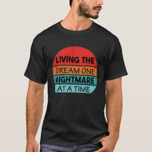 Camiseta Vivendo O Sonho Um Pesadelo De Cada Vez