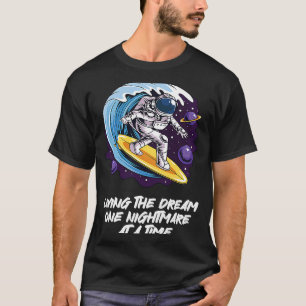 Camiseta Vivendo o sonho um pesadelo de cada vez surfando