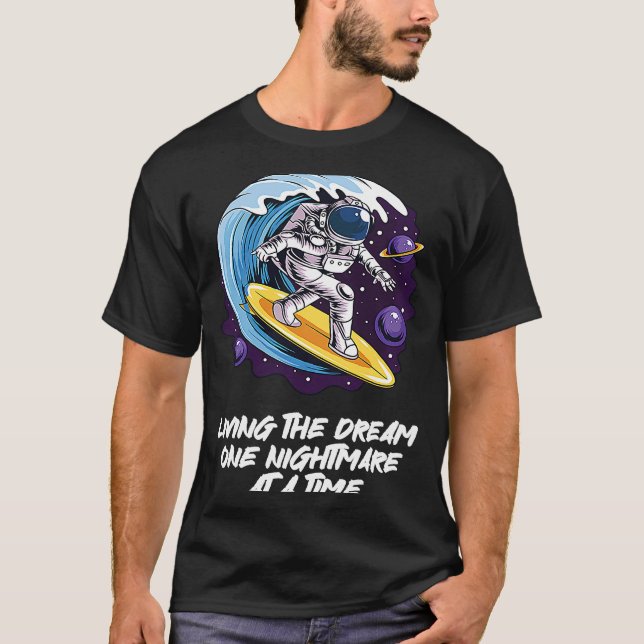 Camiseta Vivendo o sonho um pesadelo de cada vez surfando (Frente)