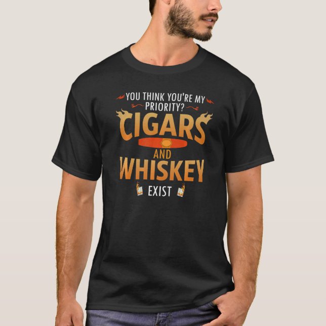 Camiseta Você Acha Que É Charutos Uísque Charuto Bebendo Uí (Frente)