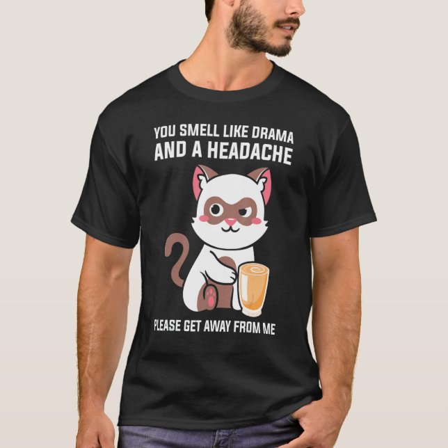Camiseta Você Cheira Como Dor De Cabeça Dramática Por Favor (Frente)