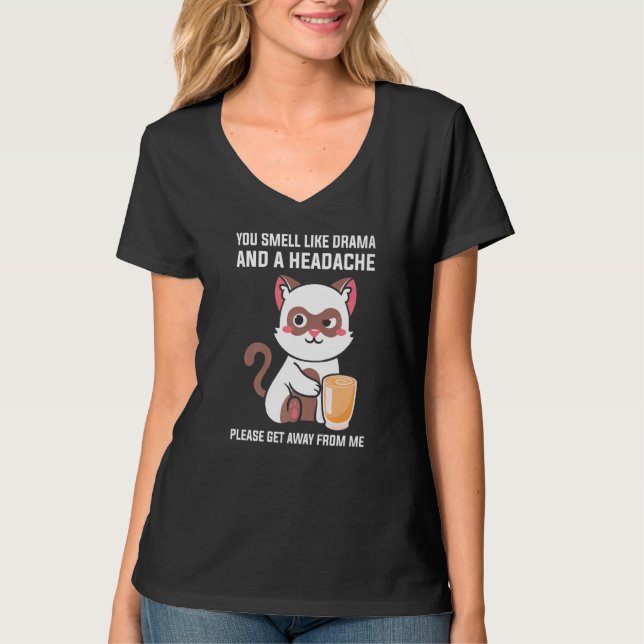 Camiseta Você Cheira Como Dor De Cabeça Dramática Por Favor (Frente)