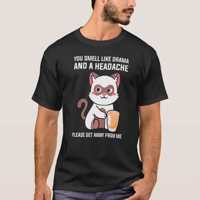 Camiseta Você Cheira Como Dor De Cabeça Dramática Por Favor (Frente)