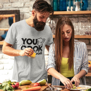 Camiseta Você Cozinha Eu Bebo Tipografia Engraçado