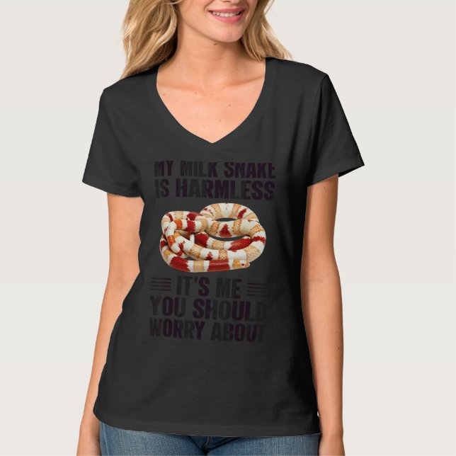 Camiseta Você Deveria Se Preocupar Com Cobra De Leite (Frente)