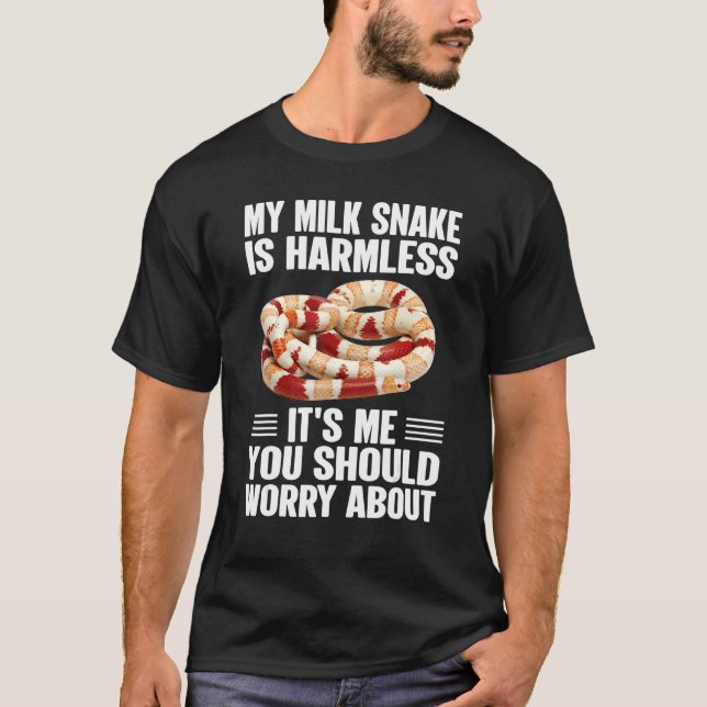 Camiseta Você Deveria Se Preocupar Com O Leite Cobra 1 (Frente)