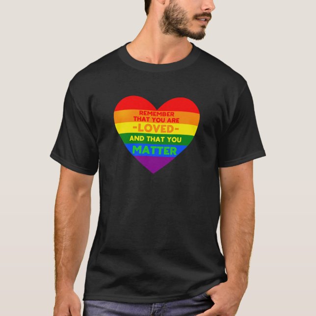 Camiseta Você é amado Você importa (bandeira LGBT coração) (Frente)