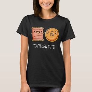 Camiseta Você é o Sew Cute Sewing Pun Dark BG