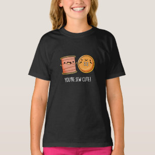 Camiseta Você é o Sew Cute Sewing Pun Dark BG