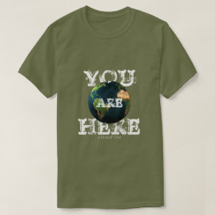 Camiseta Você Está Aqui (Terra) - Um MisterP Shirt