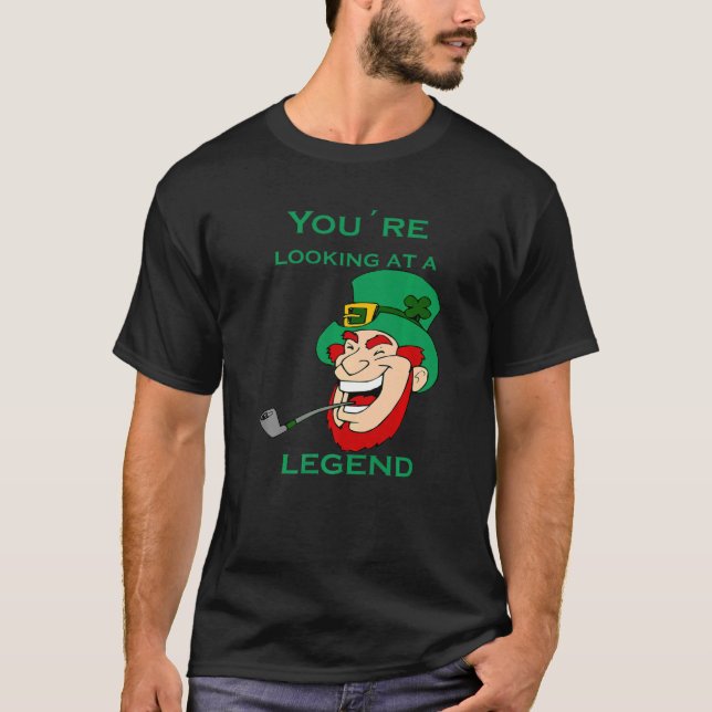Camiseta Você Está Olhando Para Uma Lenda Dia De São Patríc (Frente)