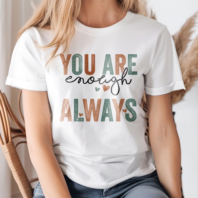 Camiseta "Você Já Chega. Always" Letras de Grunge Retroativ ("You Are Enough. Always" Retro Grunge Letters T-Shirt on a young woman.)
