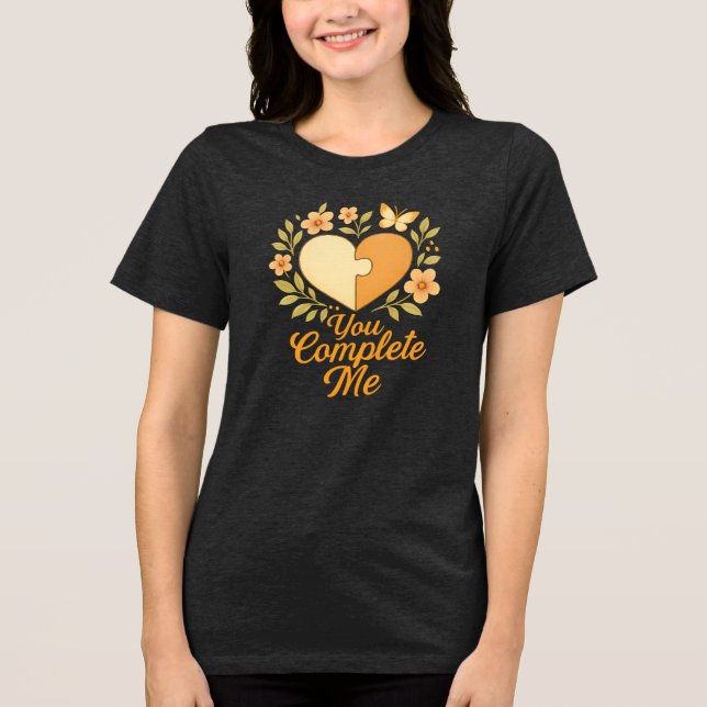 Camiseta Você Me Completa – Coração Floral de Puzzle Românt (Frente)