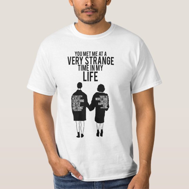 CAMISETA VOCÊ ME CONHECEU EM UM TEMPO MUITO ESTRANHO NA MIN (Frente)