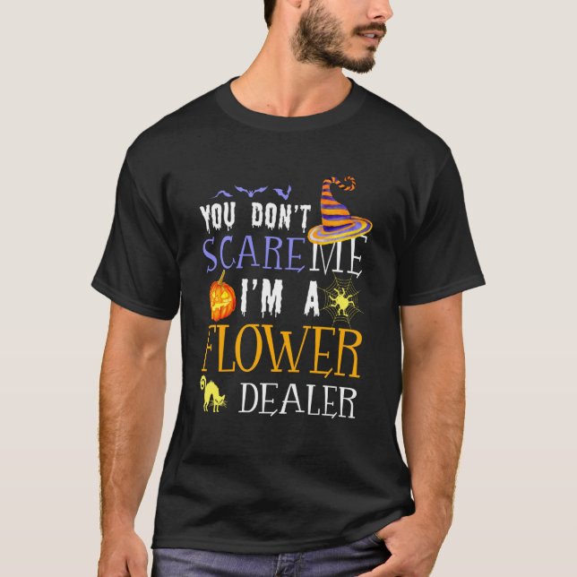 Camiseta Você Não Assusta Vendedor de Flores Halloween Dize (Frente)