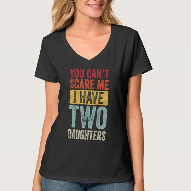 Camiseta Você não pode me assustar Eu tenho duas filhas com (Frente)