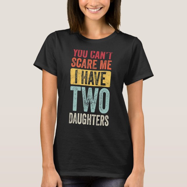 Camiseta Você não pode me assustar Eu tenho duas filhas com (Frente)
