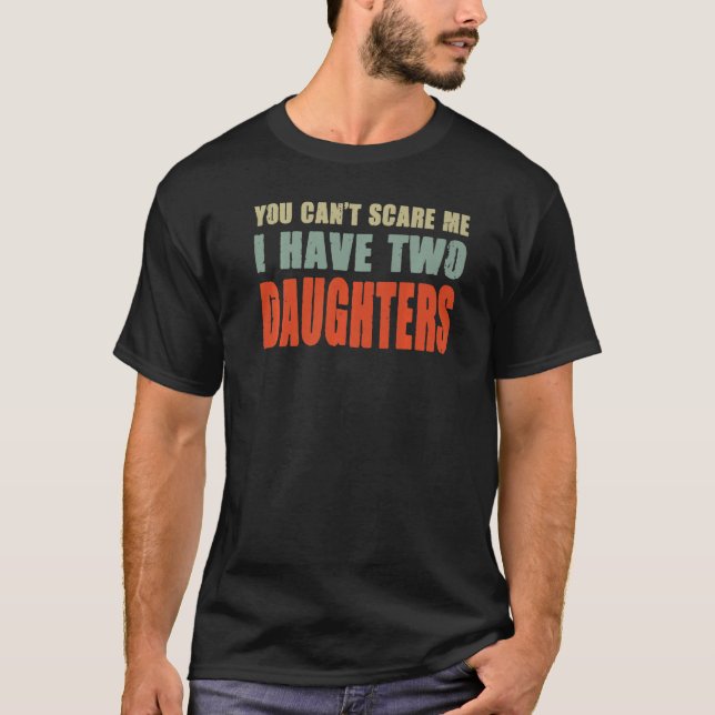 Camiseta Você não pode me assustar Eu tenho duas filhas com (Frente)