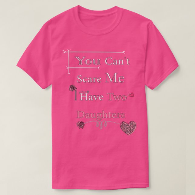 Camiseta Você não pode me assustar Eu tenho duas filhas D d (Frente do Design)