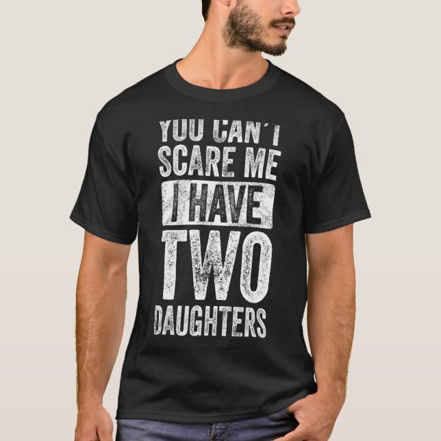 Camiseta Você não pode me assustar Eu tenho duas filhas de  (Frente)