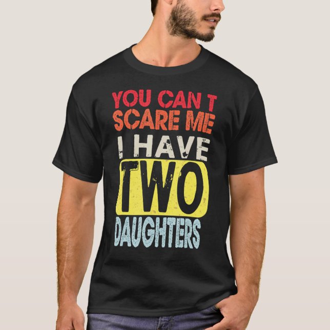 Camiseta Você não pode me assustar Eu tenho duas filhas de  (Frente)